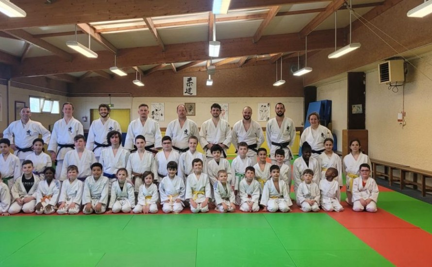 L'école de judo pratique avec les seniors compétiteurs